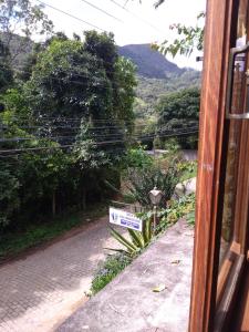 un cartello su una strada con una montagna sullo sfondo di Loft da Montanha (A 8min do centro) a Nova Friburgo