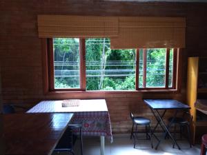 a room with a table and two chairs and a window at Loft da Montanha (A 8min do centro) in Nova Friburgo