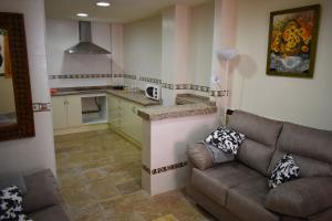 フィネストラットにあるFinestrat Casa De Pueblo Con Encantoのリビングルーム(ソファ付)、キッチン