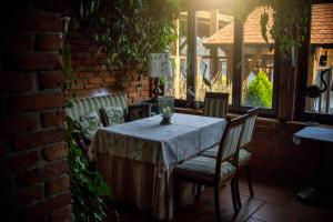 a table in a patio with chairs and a window at Gościniec na Półwyspie in Międzyrzecz
