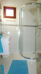 y baño con ducha, aseo y lavamanos. en Rajskie Domki en Gąski