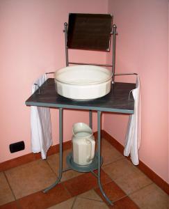A bathroom at Agriturismo Finestre di Langa