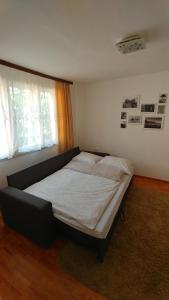 ein großes Bett in einem Zimmer mit Fenster in der Unterkunft Apartment Danijel in Višegrad