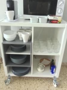 un armario blanco lleno de platos y platos en Sweet Home Alameda, en Sevilla