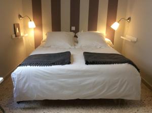 1 dormitorio con 1 cama blanca grande y 2 almohadas en Sweet Home Alameda, en Sevilla