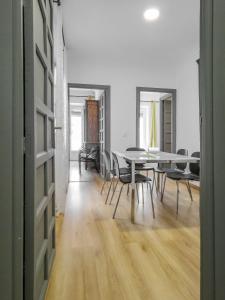 a dining room with a table and chairs at Living-Sevilla Feria in Seville