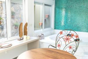 a dining room with a table and a tub at Hotel Pousada do Bosque in Ponta Porã