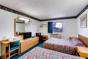 سرير أو أسرّة في غرفة في 9 Motel