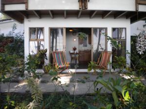 una casa con 2 sillas y una mesa en Plumita Pacifica, en Playa Junquillal