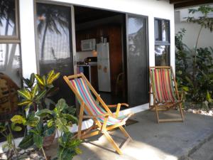 dos sillas sentadas en el porche de una casa en Plumita Pacifica, en Playa Junquillal