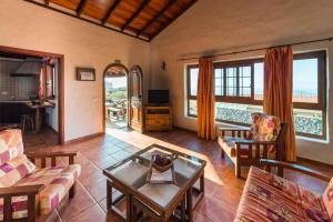 sala de estar con sofá y mesa en Casa Rural La Pagarrona, en La Frontera