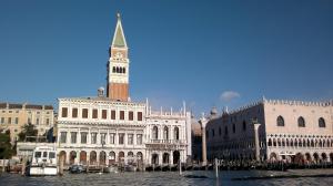 um grande edifício com uma torre com um relógio em La Grande Bellezza em Veneza