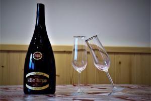モルヴェーノにあるEnrosadiraのワイン1本とグラス2杯