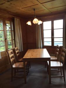 comedor con mesa de madera y sillas en Appartement Fernsicht Triesenberg en Triesenberg