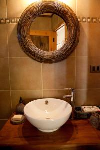 サンタ・クルスにあるMapuyampay Lodge Gastronómicoのバスルーム(白い洗面台、鏡付)