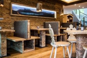 een restaurant met houten muren en tafels en stoelen bij Balgnerhof in Laion