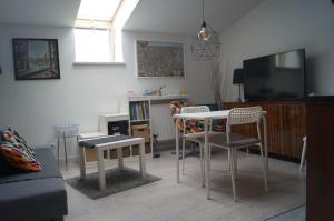 Televízia a/alebo spoločenská miestnosť v ubytovaní Apartament Ariańska