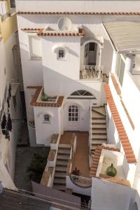 widok z powietrza na biały dom ze schodami w obiekcie To Be Capri w mieście Capri