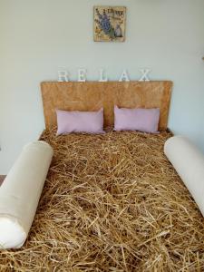 ein Bett aus Heu mit zwei Kissen in der Unterkunft Lavanda E Merletti Maison De Charme in Montoro Inferiore