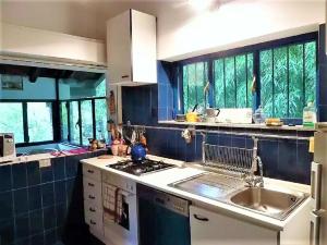 A cozinha ou kitchenette de Villa with private pool and garden