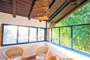 Uma varanda ou terraço em Villa with private pool and garden