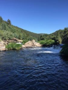 モンジン・デ・バストにあるCasa do Rioの山の脇に滝のある川