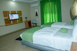 Llit o llits en una habitació de Sania Hotel