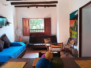 sala de estar con sofá azul y mesa en Casona El Retiro Barichara, en Barichara