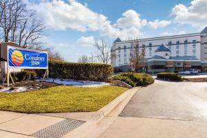 una señal para una posada de conferencias frente a un edificio en Comfort Inn Largo-Washington DC East, en Upper Marlboro