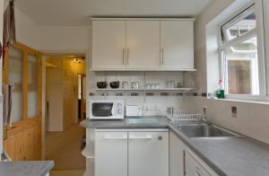 Dapur atau dapur kecil di Poplar House Serviced Apartments