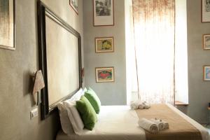 1 dormitorio con 1 cama con toallas en Affittacamere Sette A, en Roma