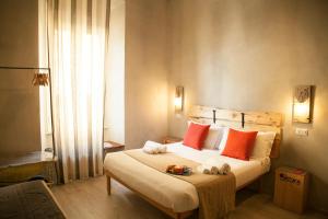 una camera da letto con un grande letto con cuscini rossi di Affittacamere Sette A a Roma