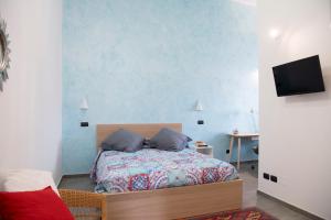 sypialnia z łóżkiem z niebieską ścianą w obiekcie Roof Garden House w mieście Caserta