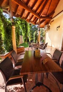 Une table et des chaises en bois sont disponibles sur la terrasse. dans l'établissement Hotel Elefant, à Oujhorod