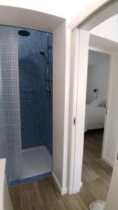 a bathroom with a shower with a glass door at Casa dos Apóstolos in Évora