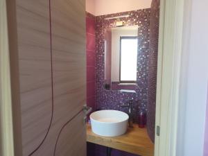 bagno con lavandino e specchio di Attico Sole Luna a Taormina