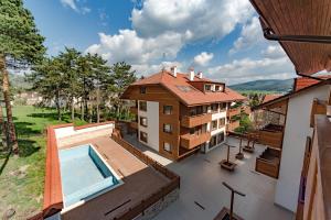 Pogled na bazen v nastanitvi Veli Hills Apartments oz. v okolici