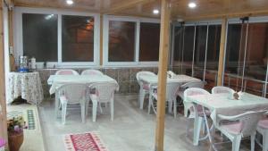 A restaurant or other place to eat at Gerze Apart Otel