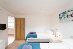 1 dormitorio blanco con 1 cama y TV en Camana, en St Ives