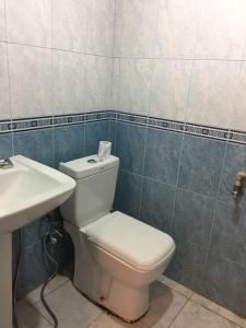 Lahıc的住宿－Lahic Hostel，浴室配有白色卫生间和盥洗盆。