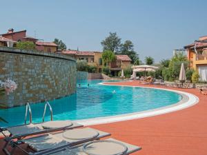Bazén v ubytovaní Resort Borgo del Torchio alebo v jeho blízkosti