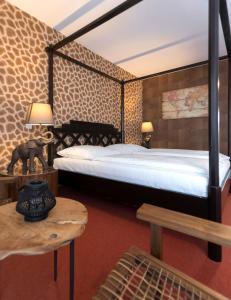 ein Schlafzimmer mit einem Bett und einem Tisch in einem Zimmer in der Unterkunft Hotel Apartment Laforsch in Dreieich