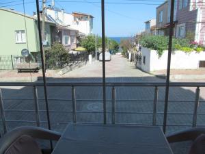 A balcony or terrace at Gerze Apart Otel