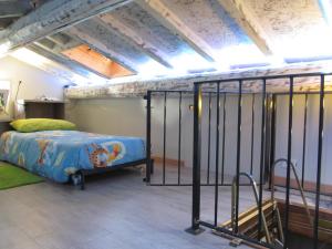 ein Schlafzimmer mit einem Bett in einem Zimmer in der Unterkunft Le Stagioni di Bacco in Monsummano