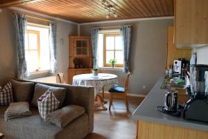 una cucina e un soggiorno con divano e tavolo di Ferienhaus Eitel a Spalt