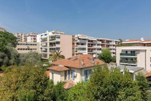 una casa frente a algunos edificios de apartamentos en Aby, en Cannes