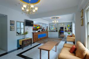 ein Wohnzimmer mit einem Sofa und einem Tisch in der Unterkunft Frankfurter Deluxe Inn in Cebu City