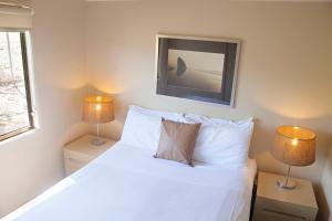 Nepean Shores by Gateway Lifestyle Holiday Parks客房内的一张或多张床位