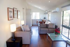 Nepean Shores by Gateway Lifestyle Holiday Parks的休息区