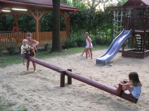 Bērni, kas uzturas naktsmītnē Árnyas Thermal Camping és Üdülőpark